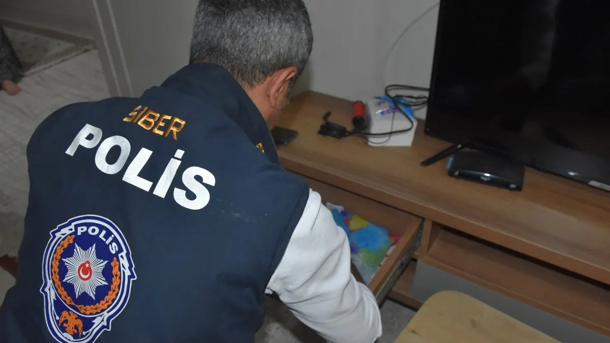 Ekipler harekete geçti! Müstehcen içerikli görüntüler yayan şüphelilere operasyon: 10 gözaltı