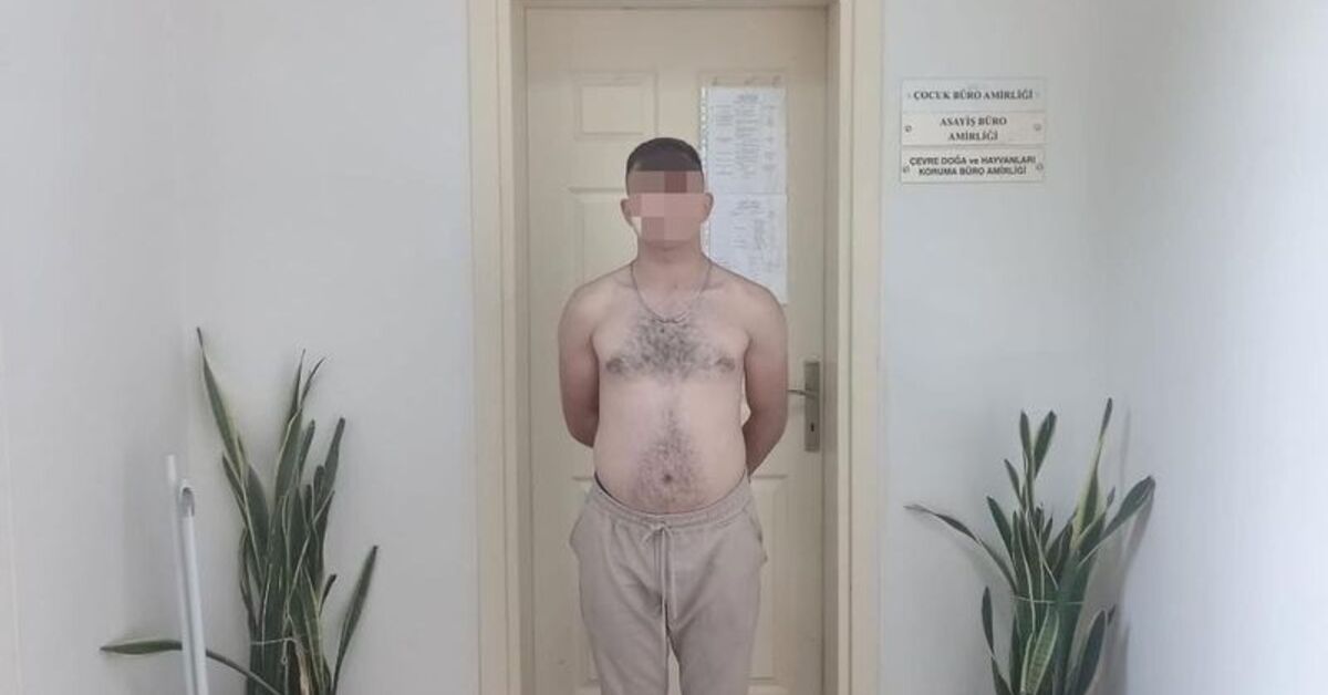 Ellerinde kelepçe, camide yakalandı