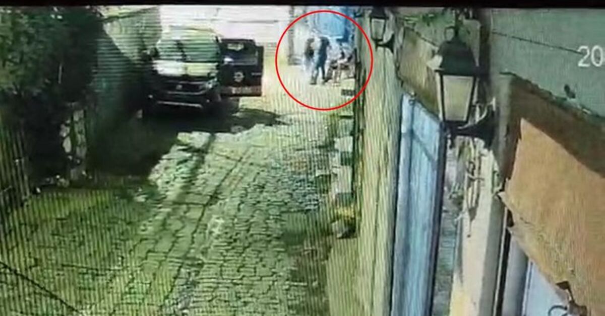 Polis memuruna bıçakla saldırıp, yaraladı; o anlar kamerada