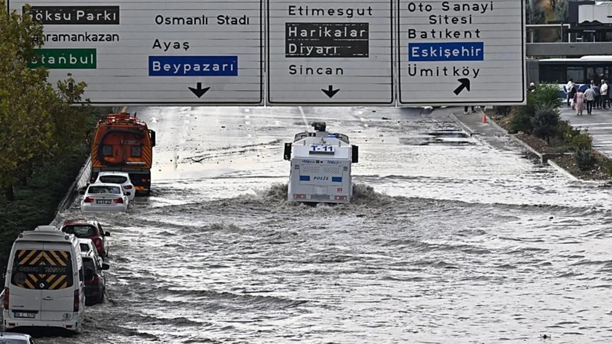 Trafik felç oldu, iş yerlerini su bastı: Ankara’da yollar göle döndü…