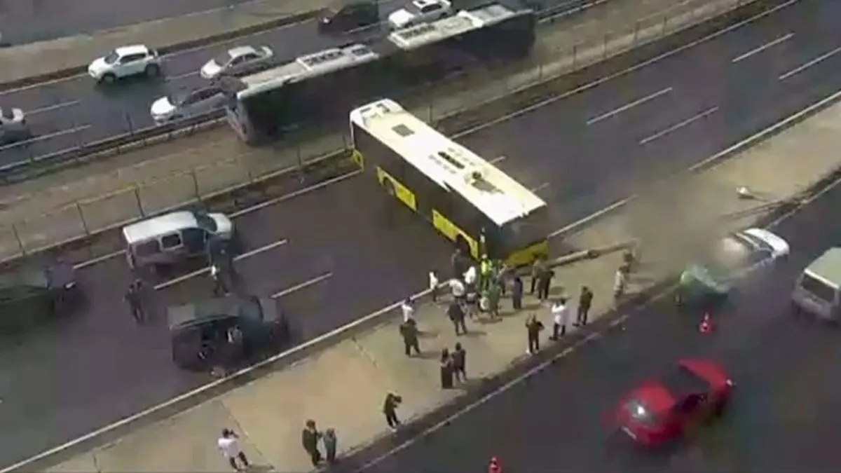 Yağış nedeniyle direksiyon hakimiyetini kaybeden İETT otobüsü kaza yaptı!