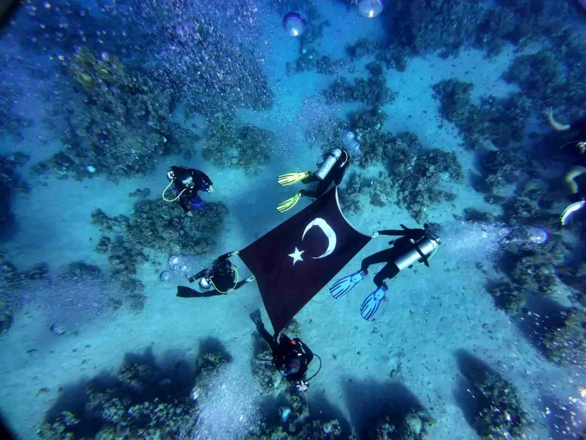 Dalgıçlar Atatürk’ü Su Altında Andı