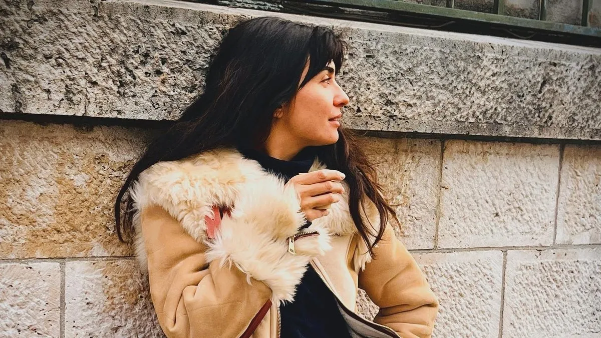 Tuba Büyüküstün ikizleri kızları Maya ve Toprak ile Paris sokaklarında gönlünce eğlendi! Anne-kız değil abla kardeş gibiler!