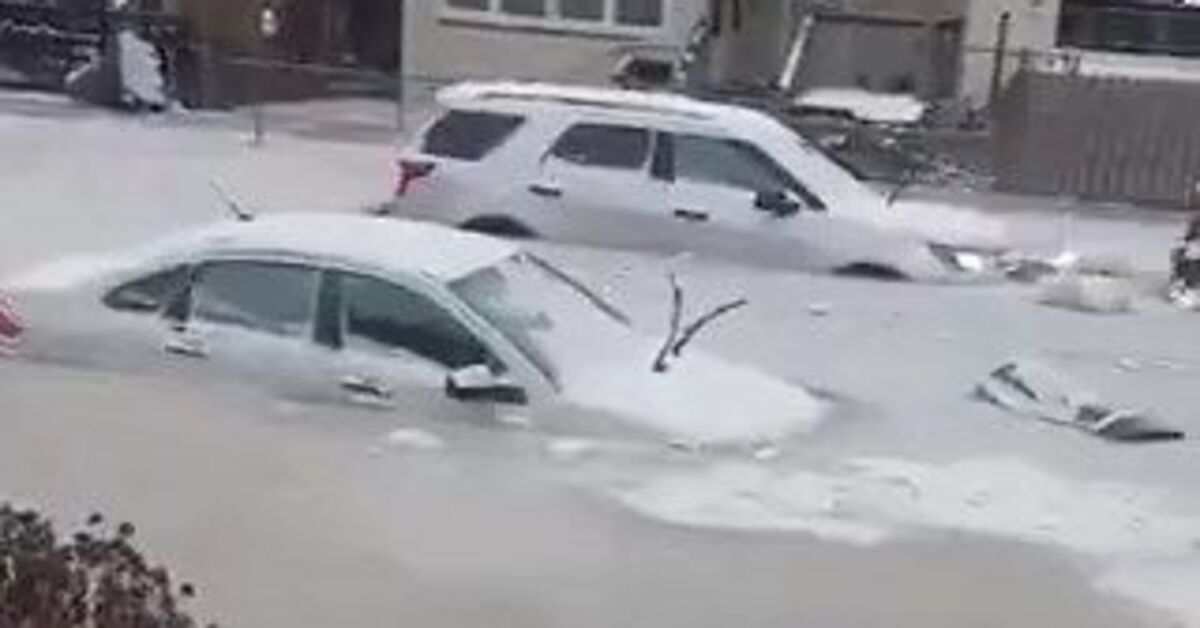 ABD’de su borusu patladı, soğuk hava nedeniyle sokaklar buzla kaplandı!