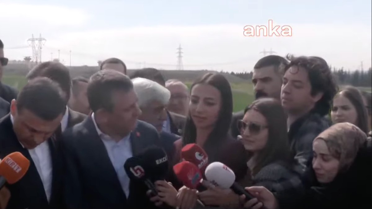 Özgür Özel’den başörtülü partiliye: Mikrofonları tut
